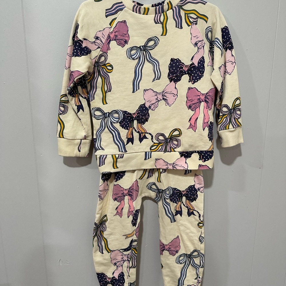 Molo bow sweatshirt and sweatpants set flawless so cute! Cotton 3T